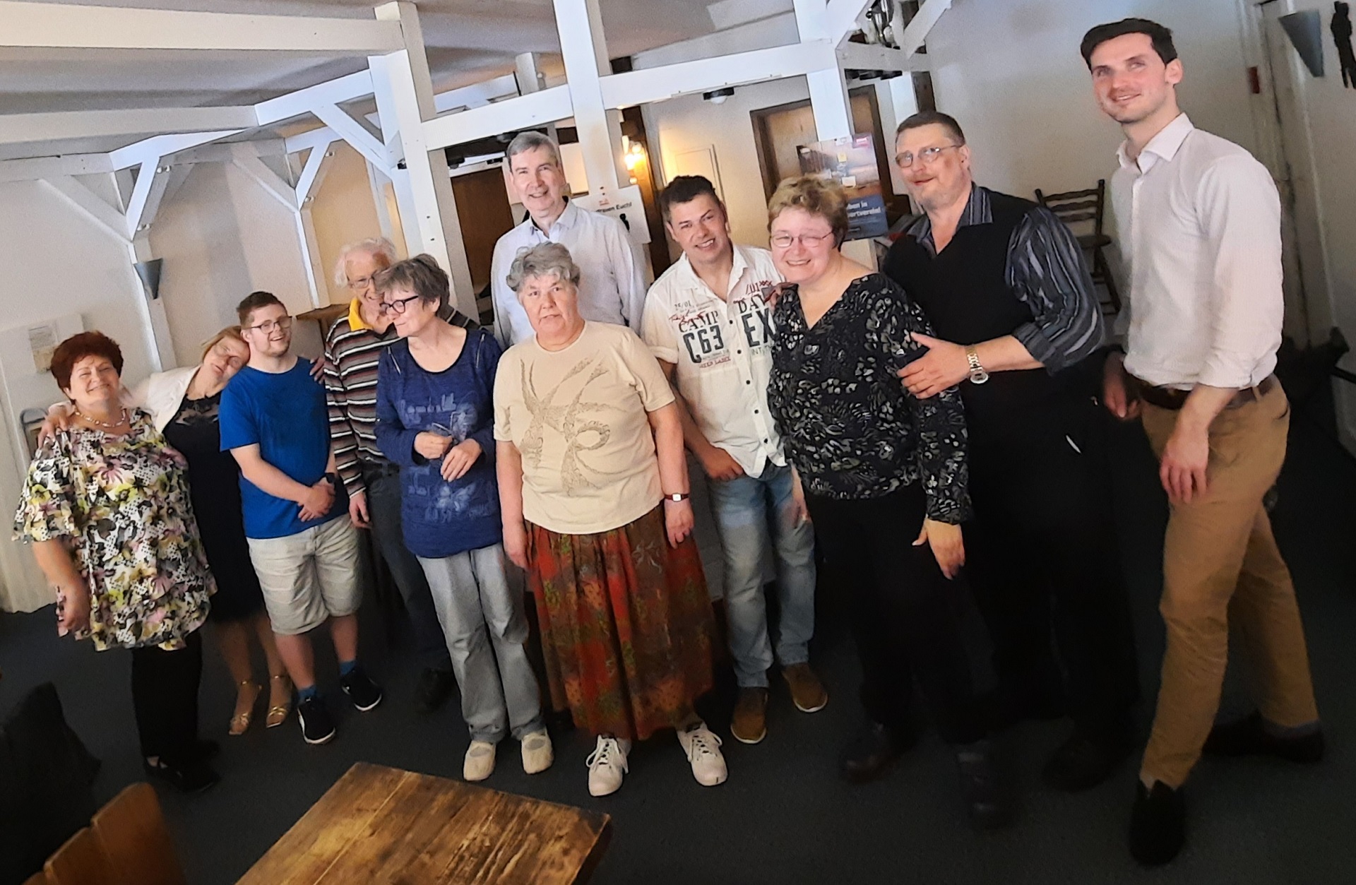 Gruppenfoto von Ludwig mit einem seiner Tanzkurse